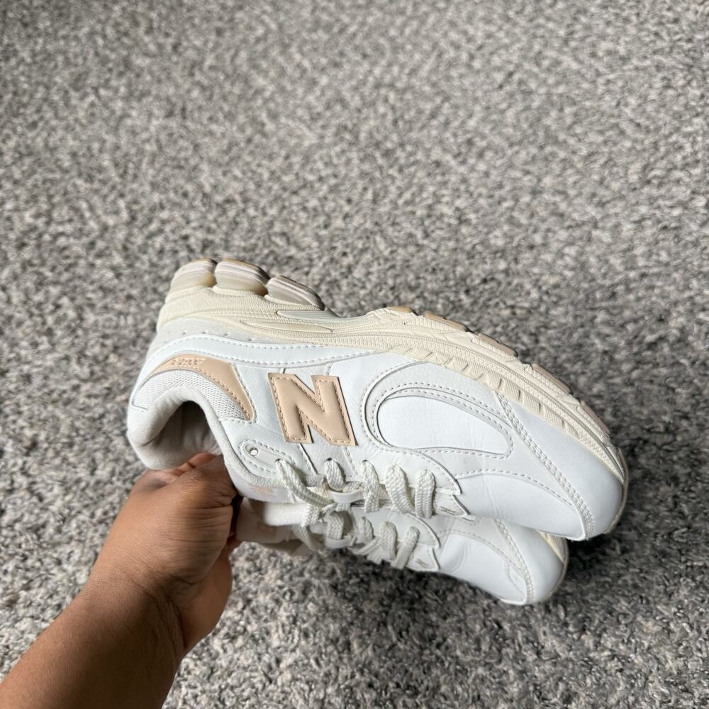 New Balance 2002R White Vachetta Tan Lace Up Sneakers Shoe Mens 6 Womens 7.5 - Picture 3 of 7